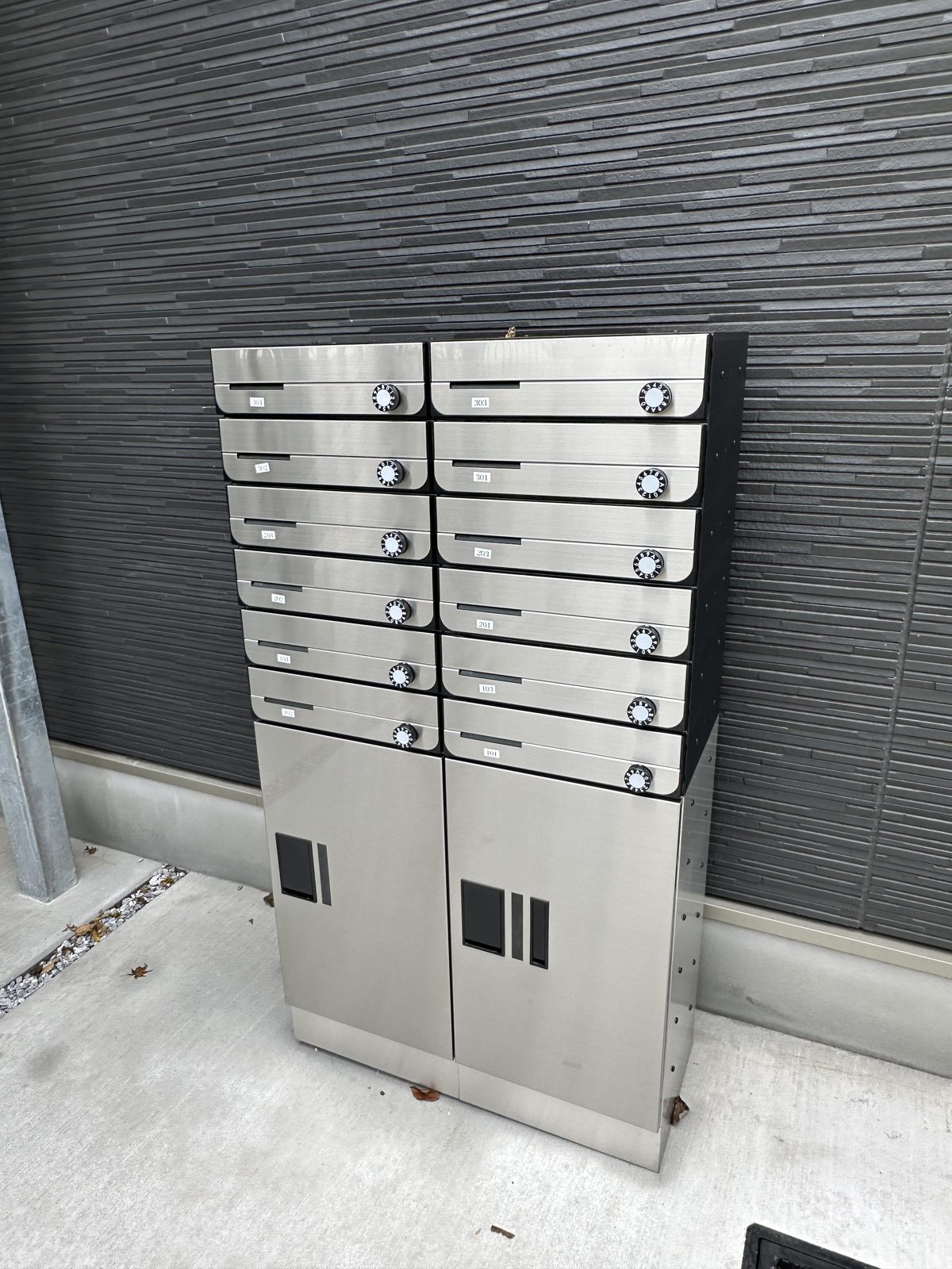 Mailboxes and delivery boxes